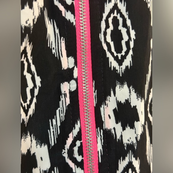 🔅NWOT🔅 Black + White Mini Dress w/ Neon Pink Zipper - Picture 4 of 4